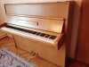 Prodám třípedálové pianino značky Rösler ve velmi dobrém stavu po prvním majiteli. Je velmi málo hrané, hezký zvuk. Celou dobu je umístěno v pokoji se stálým klimatem. Důvod: stěhování. Nutno po převozu naladit. 
